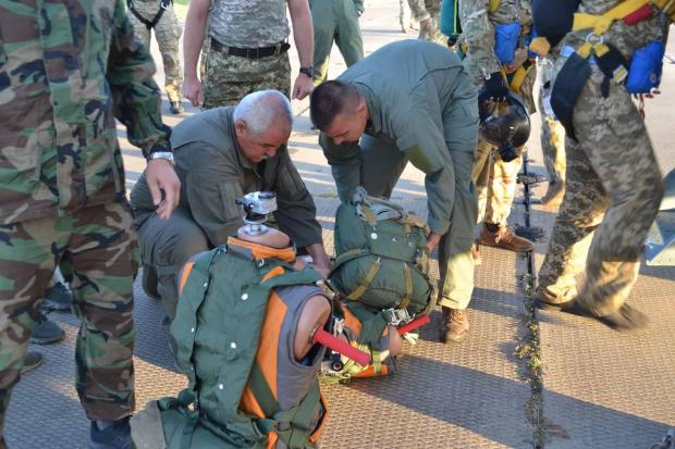 Підготовка до випробування українських парашутних рятувальних систем. Фото: ДНДІ ВС ОВТ
