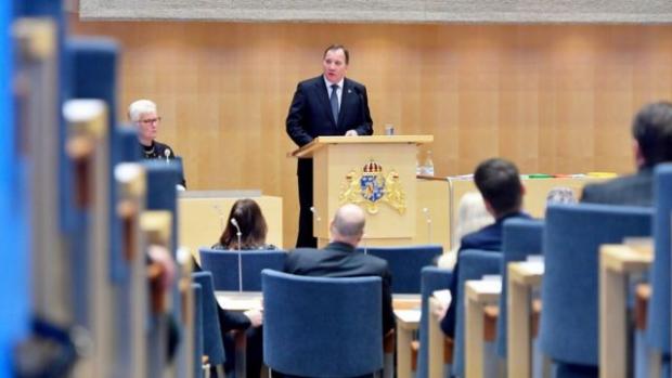 АВТОР ФОТО,GETTY IMAGES: Прем'єр-міністр Швеції Стефан Левен — єдиний політик у країні, якому надається службовий автомобіль
