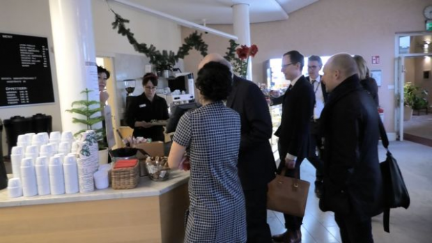 Депутатська столова. АВТОР ФОТО,CLAUDIA WALLIN: Депутати мусять самі платити за свою каву