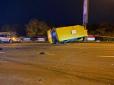 У Києві легковик на дурній швидкості врізався в маршрутку, перекинувши мікроавтобус на бік: Моменту смертельної ДТП потрапив на відео