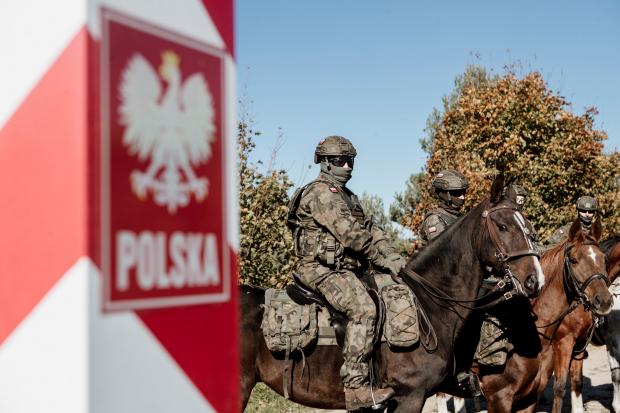 Кінні патрулі територіальної оборони Польщі охороняють кордон з Білоруссю