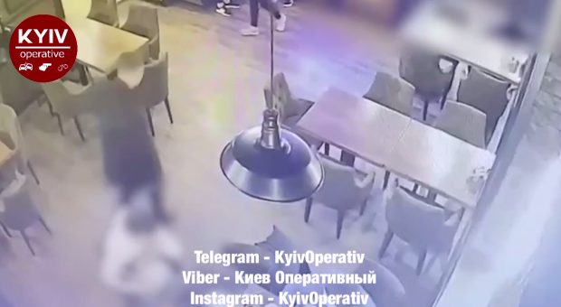 Поляков залишає кафе. Фото: скріншот з відео.