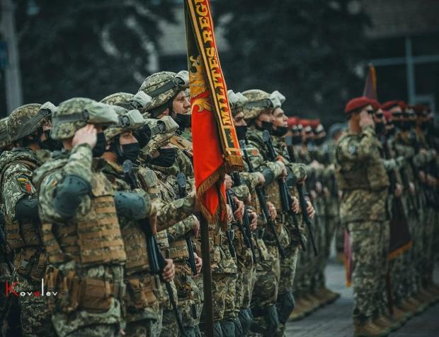 Військовослужбовці під час параду у Сєвєродонецьку. Фото: 06452.com.ua