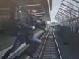 Тепер невдаха-самогубця заплатить сотні тисяч: Чоловік стрибнув під поїзд, але машиністка встигла загальмувати (відео)