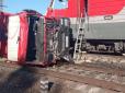У Росії поїзд протаранив вантажівку: З рейок зійшли багато вагонів і локомотив, є жертви (фото, відео)