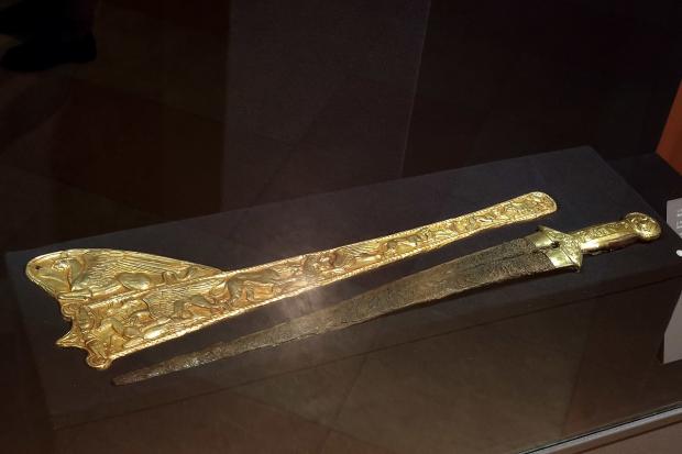 Експонат виставки "Скіфське золото" - меч із золотими піхвами IV ст. до н. е., (фото: VoidWanderer)