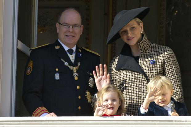 Княгиня Шарлін із чоловіком та дітьми / © Associated Press