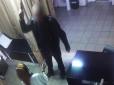 На Київщині п'яний чоловік накинувся зі зброєю на медсестру у лікарні: Дівчина не розгубилася (відео)