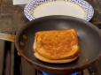 А ви так робите? Блогерка показала простий трюк з перевертання бутербродів на сковороді (відео)