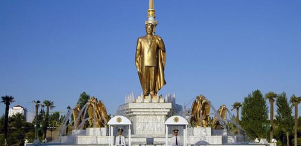 Гігантська позолочена статуя колишнього президента країни Сапармурата Ніязова в Ашхабаді.