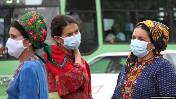 Офіційно коронавірусу в Туркменістані немає, але влада радить людям носити маски через потенційно шкідливий вплив «пилу»