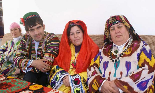 У Туркменістані більшість населення сповідує іслам, який дозволяє чоловікам мати до чотирьох дружин.  З 1 вересня 2018 року в Туркменістані забороняється багатожонство