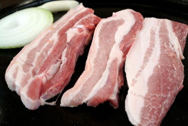 В Україні можуть зрости ціни на свинину і сало: названо причини