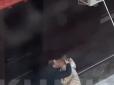 Хіти тижня. Спочатку тільки цілувалися, але потім..: У центрі Хмельницького пара зайнялась оральним сексом (відео 16+)