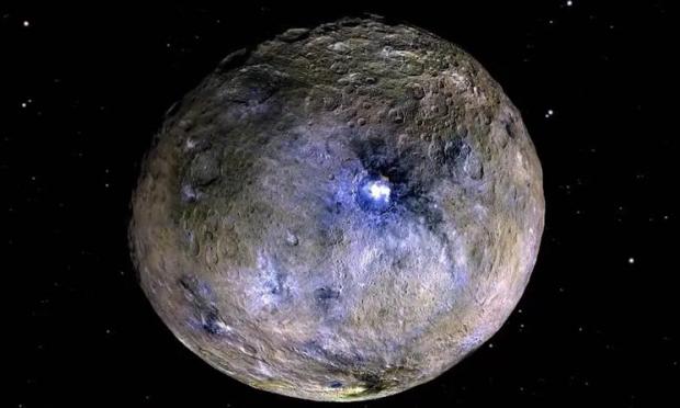 Знімок карликової планети Церера, зроблений дослідним зондом Dawn. Карликова планета - відмінне джерело ресурсів, до того ж не створює проблем своєю масою або атмосферою. Колоніям на Марсі чи Місяці постійно доведеться миритися з колосальними витратами на виліт з «гравітаційного колодязя». © NASA