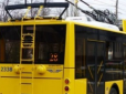 Усе через карантин: У Полтаві пасажири тролейбуса влаштували бійку за вільне місце (відео 18+)