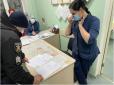 Помирала через брак кисню: Родичі тяжко хворої на ковід жінки спробували взяти штурмом лікарню у Миколаєві