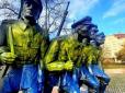 Поліція впевнена, що це зробили не українці: У Кракові пам’ятник Пілсудському пофарбували у синьо-жовті кольори (фото)