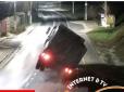 Водій не вписався у поворот: На Київщині вантажівка з камінням перекинулася на зупинку (відео)
