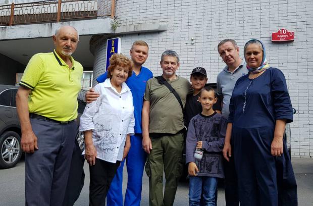 «Через два тижні після операції мене виписали додому, — говорить Ігор Кривенчук (на фото в центрі). — Для сім’ї це була справжня подія»