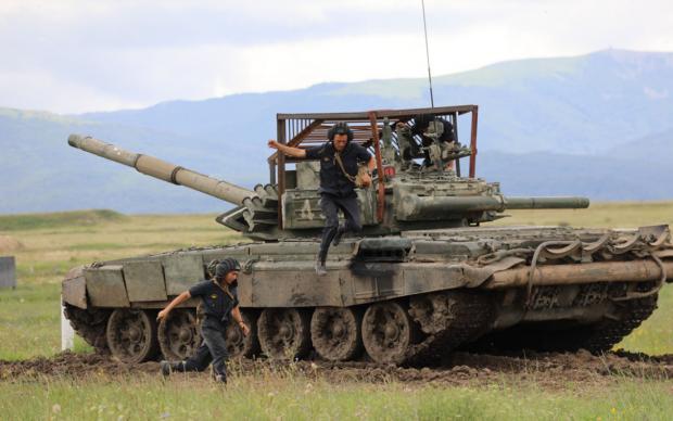 У Росії після Карабаху танки від ударних боєприпасів вирішили захищати сталевими гратами. На думку військових РФ металеві "козирки" зможуть захистити російські танки від ПТРК FGM-148 Javelin, бомб Bayraktar TB2 та дронів-камікадзе. "Оновлені" Т-72Б3 на навчаннях з'єднання берегової оборони армійського корпусу ЧФ у липні 2021 року / Фото: прес-служба ПВО