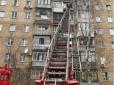 Загальний жах можна уявити: У Києві рятувальники зняли з багатоповерхівки тіло жінки, котра випала з вікна та зачепилася за балкон сусідів