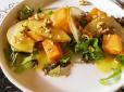 Смачно, корисно та сезонно: Салат із гарбуза і груші з пікантним соусом