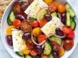 Смачніше, ніж у більшості ресторанів: Рецепт класичного грецького салату за 10 хвилин (відео)