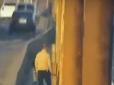 У Дніпрі чоловік посеред вулиці почав роздягатися під час сварки з дівчиною, але раптово з'явилась поліція (відео)
