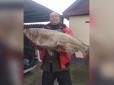 Сорок кілограмів: На Дніпропетровщині рибалка виловив товстолобика неймовірних розмірів (фото)