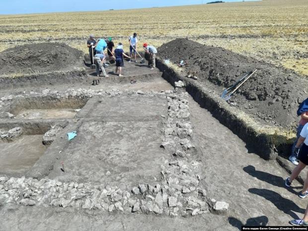 Археологічні розкопки на околиці села Комарова (Комарів), на поселенні Бузовиця. Чернівецька область