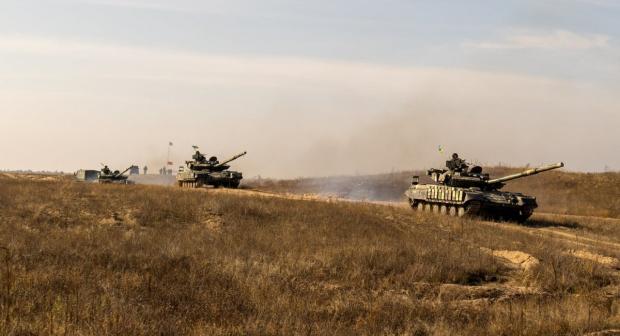 Колонна танків ЗСУ під час маневрів на Херсонщині