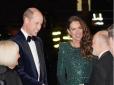 Без Єлизавети ІІ, але з батьками герцогині: Кейт Міддлтон та принц Вільям відвідали виступ Королівського вар'єте (фото)