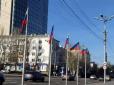 Трафаретний патріотизм, як у КНДР: Донеччани поділилися показовими фото зі свого міста