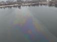 У Києві масштабне забруднення акваторії озера нафтопродуктами. Прокуратура порушила кримінальну справу (фото, відео)