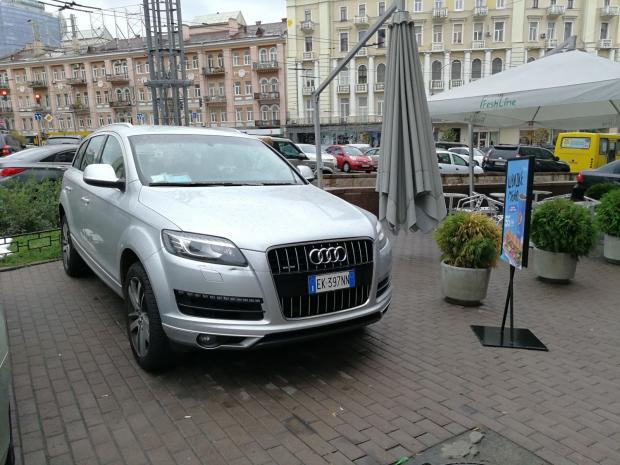Власнику доведеться або розмитнити "євробляху", або вивезти авто за межі України
