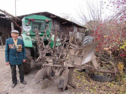 Яків Пасічник закінчив курси зоотехніків і сільськогосподарський технікум у Золотоноші. Працював у Суботові зоотехніком, агрономом, заступником голови колгоспу. Тричі одружувався. З Євгенією “прижили сина Івана”. Ще двох жінок звали Любами. Всі повмирали вже. У 1970 роках “хату у Суботові покинув синові” і переїхав у місто Городище - тепер Черкаський район. Збудувався. Працював у воєнізованій охороні.  “Я чигиринський козак, а такі на пенсію не йдуть”. Живе сам, “син не схотів переїздити, а онуків не має”. Дуже любить техніку, має трактор ЮМЗ й автомобіль “Славута”. Водить досі.  Обробляє город. “Раніше завжди тримав корову, бо любив молочне. Але тепер уже немає ні молока, ні сметани, ні сиру”.