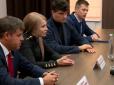 У чорній сукні із золотими гудзиками: Тимошенко у стильному образі здійснила робочий візит (фото)