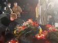 Хай буде всім жертовникам та нужденним щастя: У Києві старий та немічний чоловік збирав та їв хліб з меморіалу пам'яті жертв Голодомору (відео)