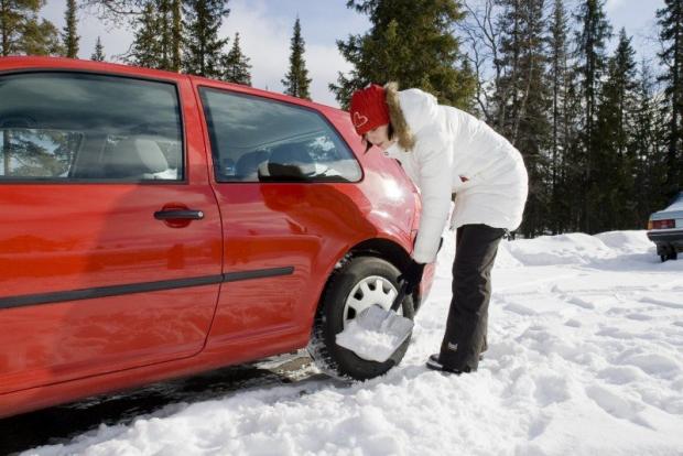 Коли машина стоїть під ухилом, вона може забуксувати навіть після невеликого снігопаду. Тоді треба прибрати сніг перед колесами