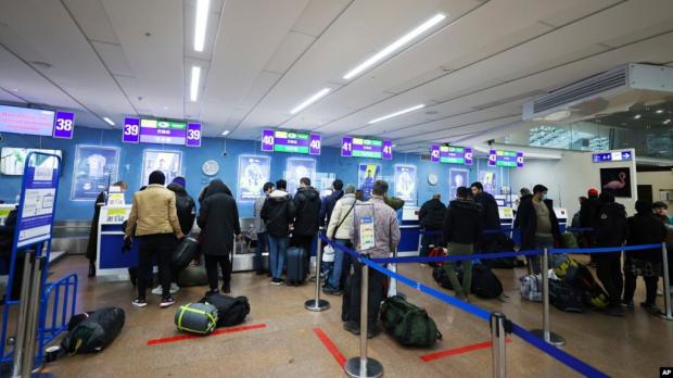 Иракские мигранты регистрируются на рейс в Минском аэропорту в Ирак (архивное фото)