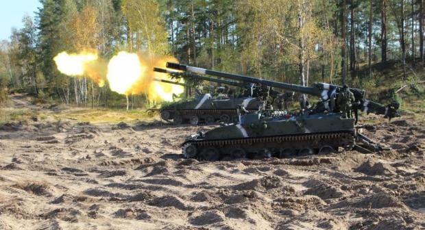 Самохідні гармати "Гиацинт" калібру 152 мм білоруської армії. Вражає цілі на відстані до 33,5 км