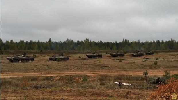 Колонна білоруської бронетехніки прямує на полігон "Лепельский" поблизу кордону з Литвою, фото - прес-служба Міноборони РБ