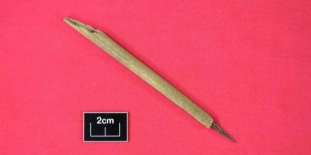 Найстаріша чорнильна ручка Ірландії з кістяним корпусом і пером з мідного сплаву. Фото: Dr Michelle Comber / Clare Herald.