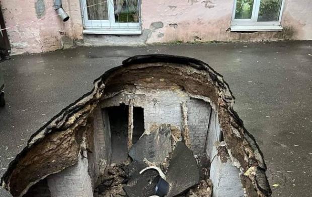 У центрі Києва провалився асфальт: внизу виявився підвал історичної садиби (фото)