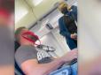Замість захисної маски: Чоловіка вигнали з літака, бо він одягнув на обличчя червоні жіночі труси (відео)