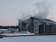 У готелі поблизу Вінниці сталася потужна пожежа: Люди вистрибували з вікон, полум'я досі повністю не загасили (фото)