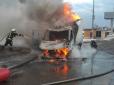 ​На Столичному шосе під час руху зайнялася та вщент згоріла вантажівка (фото, відео)