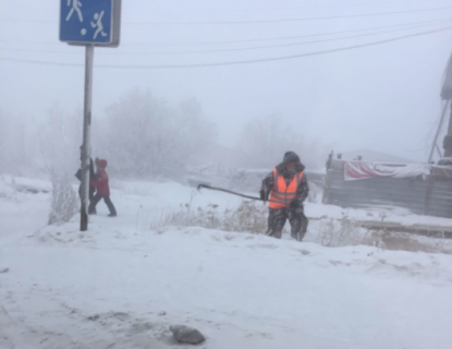 Комунальники косять траву