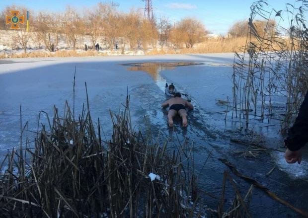 У Кропивницькому чоловік роздягнувся та обережно підповз до дівчинки, що гинула у крижаній воді